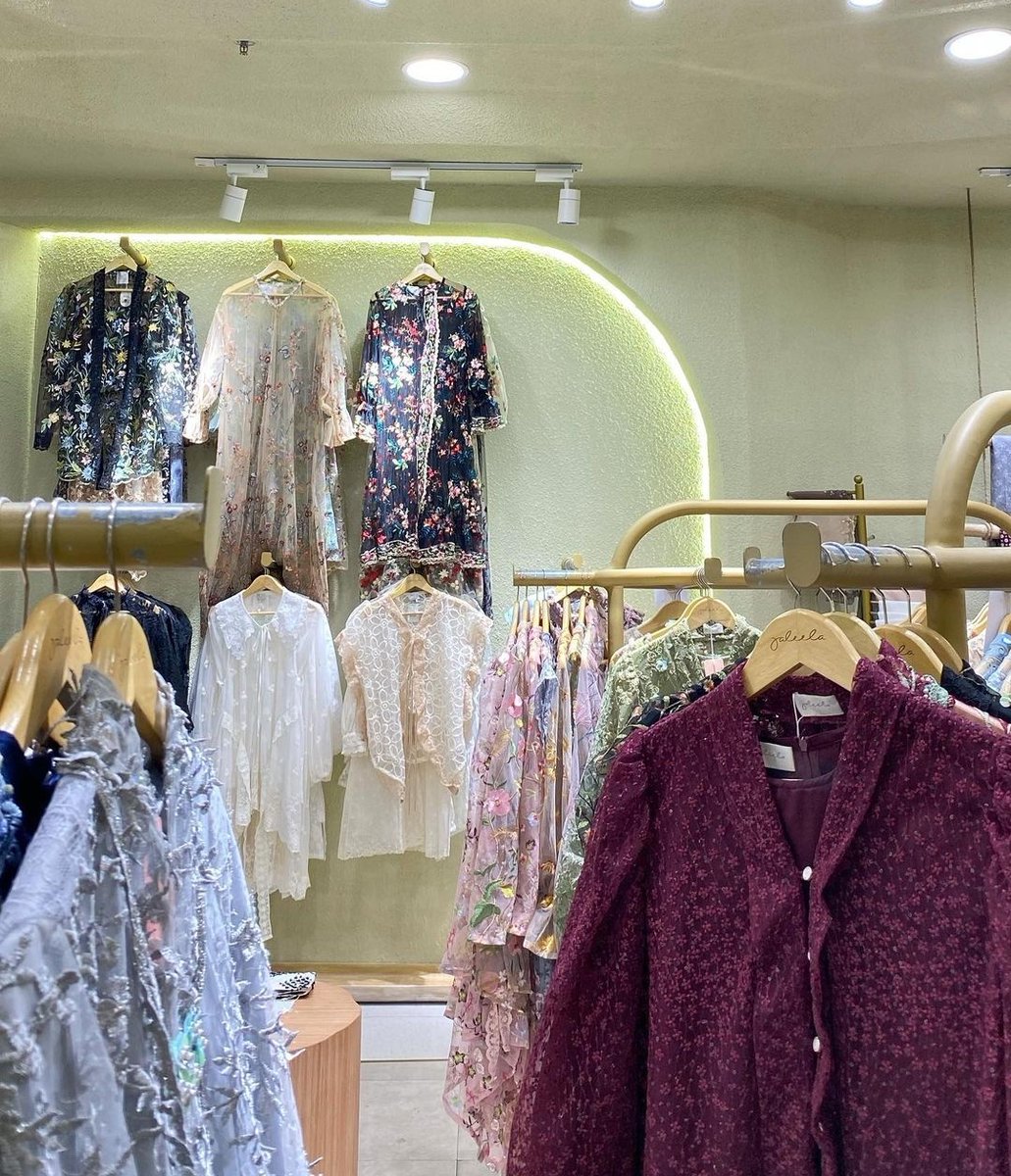 berburushopee's tweet photo. kenapa koleksi kebaya toko ini selalu CANTIK SEMUA.... kan jadi bingung mau yang mana😭😭 https://t.co/ei8AiJOhen