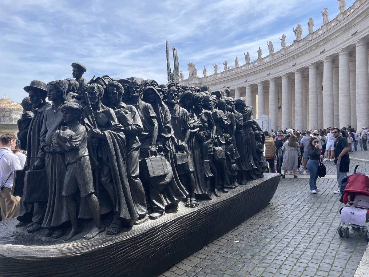 Ce mémorial en hommage à la souffrance des #migrants sur la place Saint Pierre de Rome  , voilà ce qui fait détester ⁦@Pontifex_fr⁩ de la droite et de l’extrême droite .. et voilà pourquoi on peut  l’apprécier et le remercier de sans cesse en parler #PapeFrancois