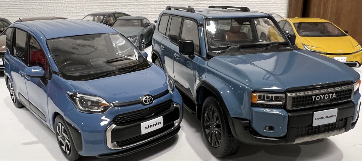 こう見ると、グレイッシュブルーとスモーキーブルーって青の中でも系統