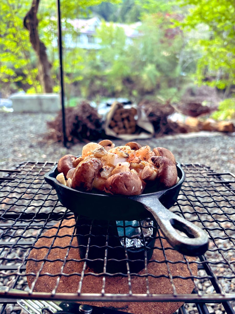 LOCOCO7's tweet photo. カマンベールどーん、アヒージョの準備完了
新緑が美しくって癒される
#キャンプ飯 https://t.co/JqGUXk4Eol
