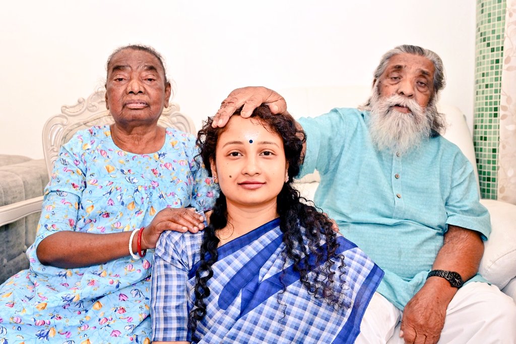 आंदोलन, संघर्ष और शहादत से बने विशाल वृक्ष का नाम है झामुमो!
झारखण्डवासियों के हक-अधिकार के लिए अंतिम सांस तक लड़ने वाले संघर्ष का नाम है झामुमो!

झारखण्ड मुक्ति मोर्चा अध्यक्ष आदरणीय बाबा दिशोम गुरु शिबू सोरेन जी द्वारा मुझे गांडेय विधानसभा उपचुनाव लड़ने का निर्देश दिया गया है।