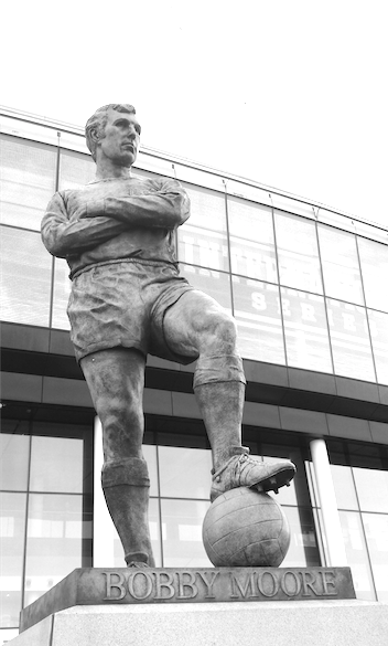 #OnThisDay 28 April 1923🏴󠁧󠁢󠁥󠁮󠁧󠁿 The original Wembley Stadium was opened in time for the FA Cup final, where a police officer on a white horse famously cleared a crowd off the pitch It was demolished in 2003 and rebuilt by 2007 with an arch replacing its iconic twin towers