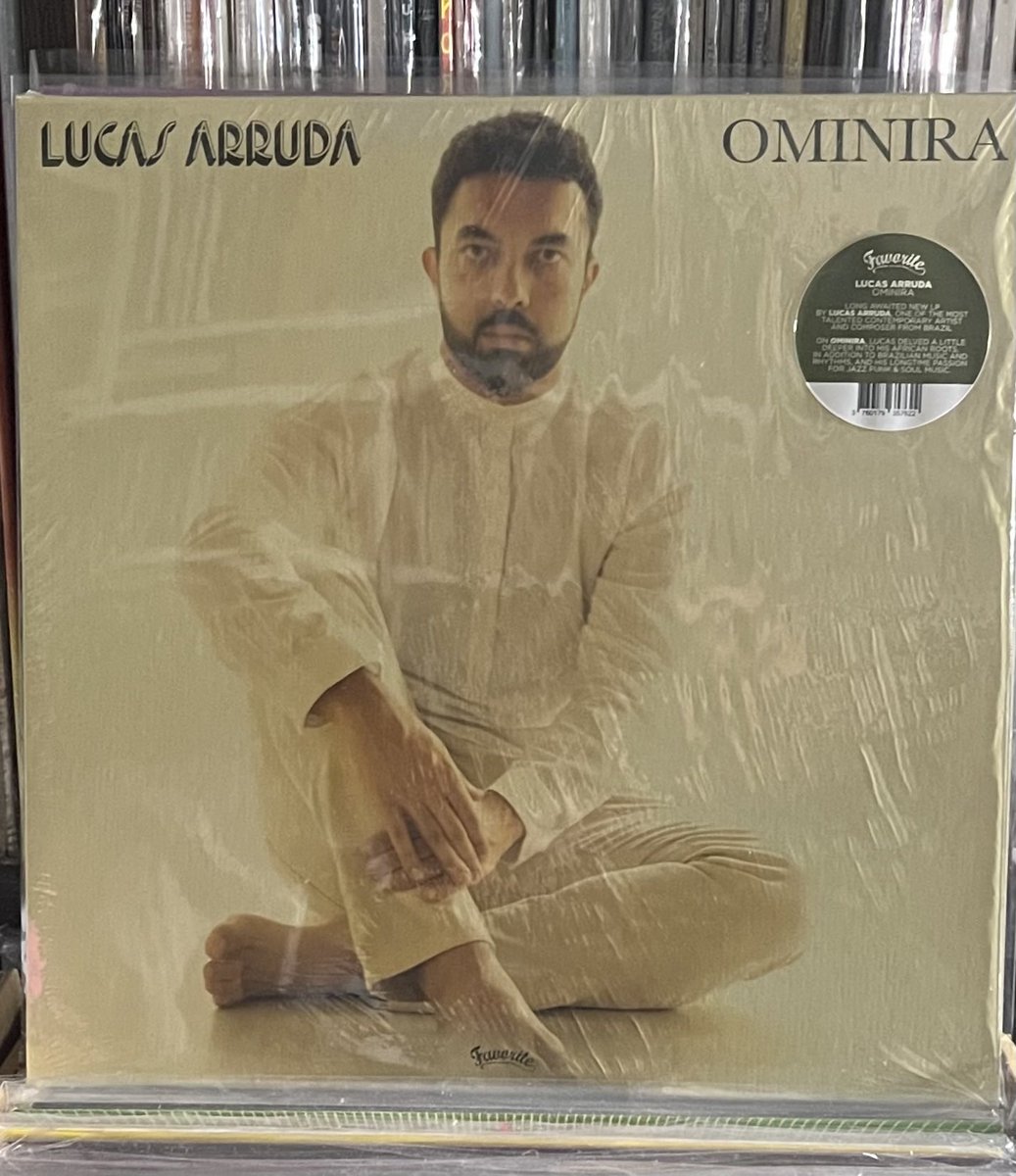 今宵はLucas Arrudaの新譜Ominiraのレコードで晩酌です。波の音が聴こえたところで＋10点ですが、今作はFlavia Kという女性がボーカルとボーカルアレンジで参加していて、それがすごくいいです。彼のアルバムを聴いて感じるのは何故か夏なんです。そして海なんです。