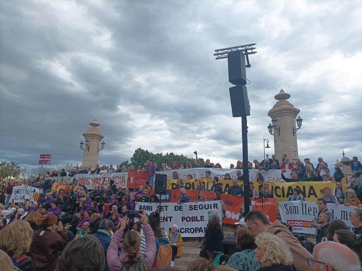 📷 Ahir a València, demostrant que tenim un història per canviar i tot un futur per començar 📷
#AraRepúbliques 📷
#25Abril 📷
#RepúblicaValenciana 📷