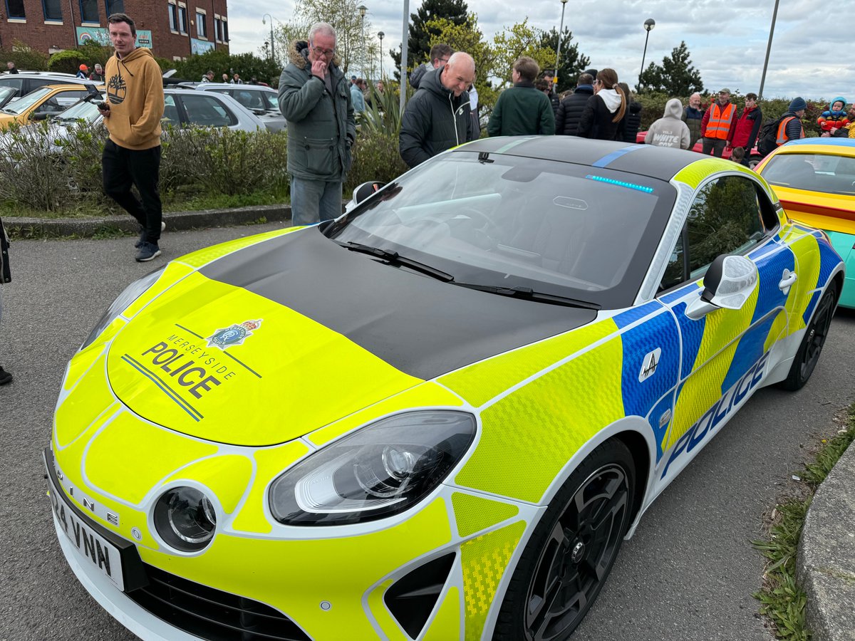 Down at #CarsNCoffee, Liverpool this morning, talking road safety and how we use the @alpinecars #A110GT across @MerseyPolice area! #RoadSafety #AlpineCentreLiverpool @Merseysidersp