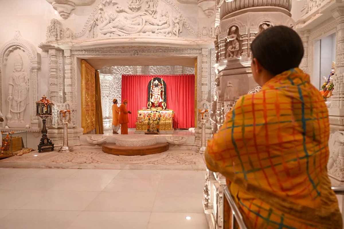smritiirani's tweet photo. इष्टदेव मम बालक रामा...

सियावर रामचंद्र की जय! https://t.co/lnk7pGZrsZ