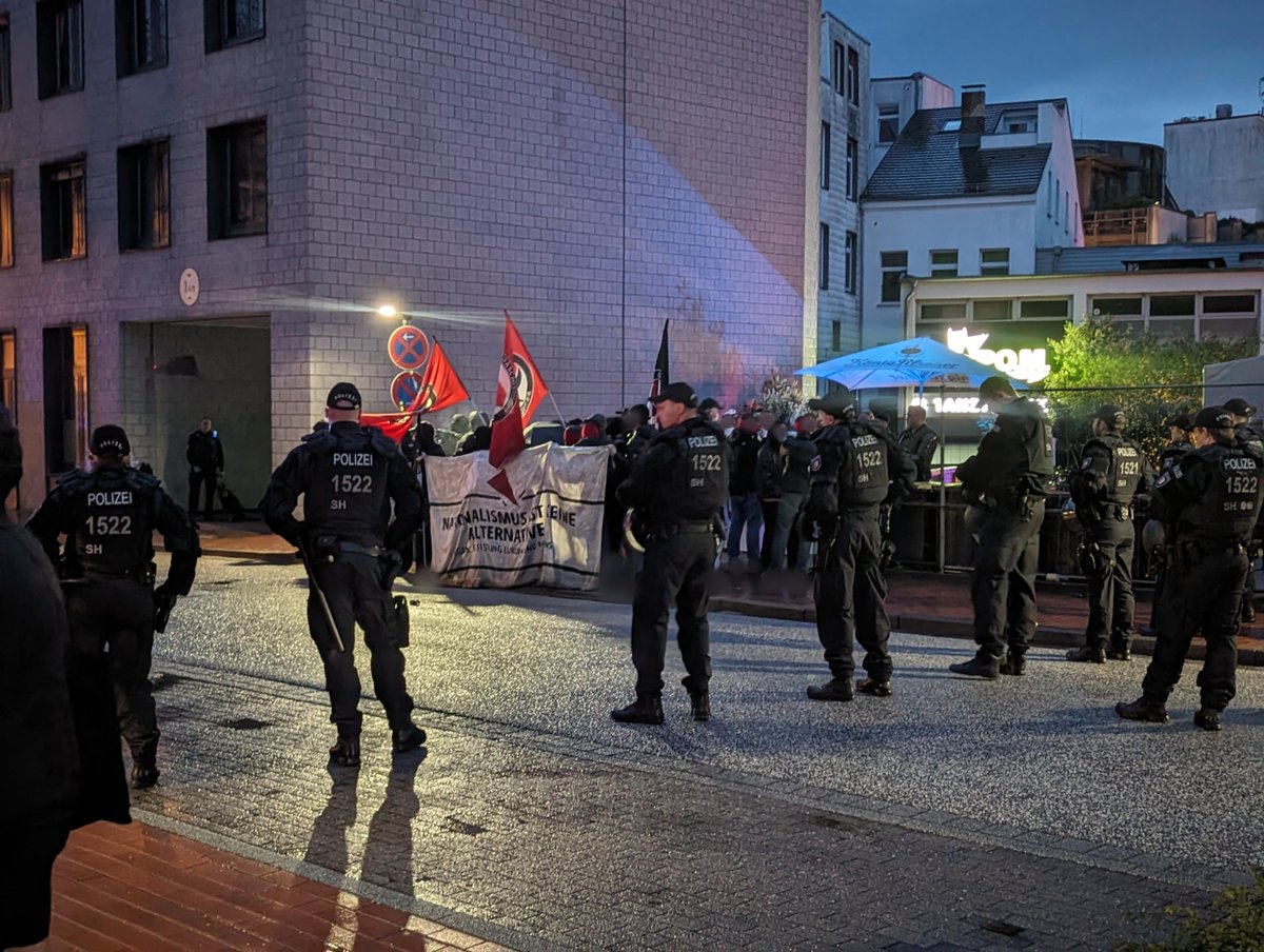 Eine starke #antifa|schistische Mobilisierung aufs Land nach #Nordhastedt und eine stabile spontane Blockade nach dem Bekanntwerden der Location des 'Ball der Patrioten' der Jungen Alternative in #Schleswig! 

Unseren Bericht hier: tkkg.noblogs.org/post/2024/04/2…

#NoAfD #NoNazisSh