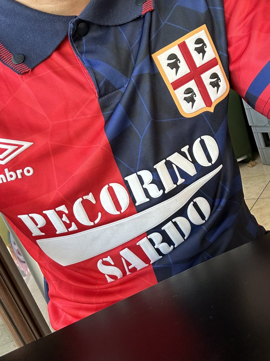_mriku_'s tweet photo. Oggi vintage 🔴🔵 https://t.co/khMVPdMicI