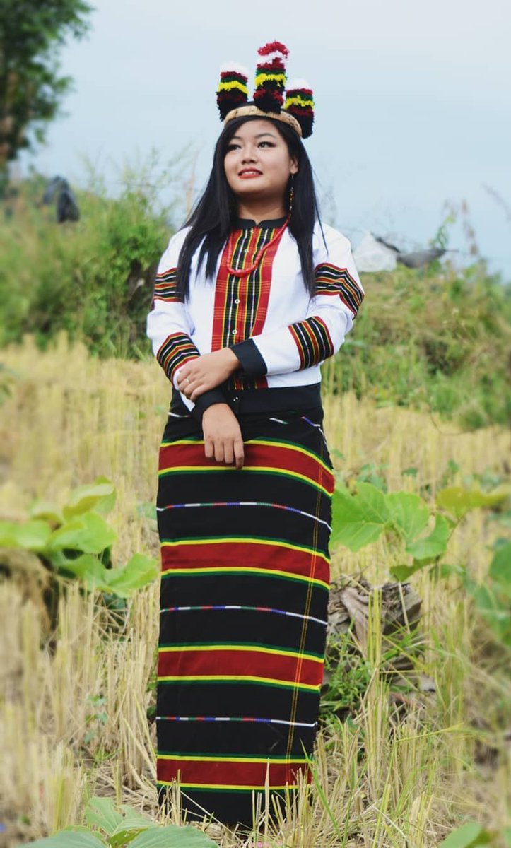 Lady in Kuki traditional attire.

Our Culture, Our Identity!

#IndigenousPeoples #Adivasi #Manipur