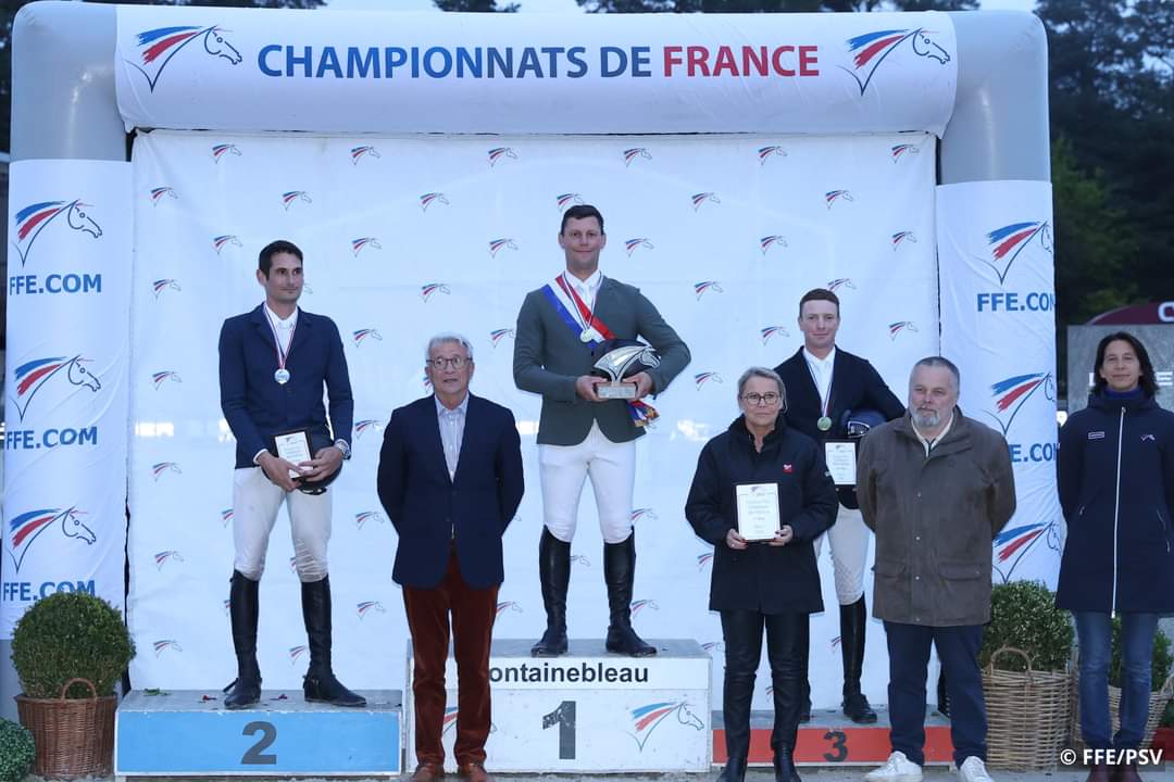 FFEquitation's tweet photo. #MASTERPRO 🏆 Alexandre Fontanelle &amp; Kyra Rosa sont les nouveaux champions de France Pro 1 de #cso. Le Jurassien remporte son premier titre national à Fontainebleau 🌸🥇
🥈 Mathieu Noirot &amp; Eldorado du Grasset
🥉 Lucas Fournier &amp; Cyranan Z  

Tout savoir : https://t.co/hTcooBI7tF https://t.co/T46CKxv9a8