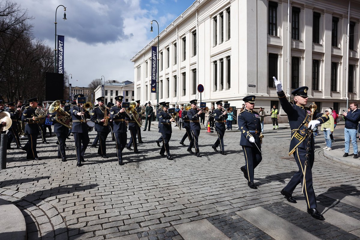 The Band of the #RoyalAirForce Regiment paraded through #Oslo during their time at the 2024 #NorwegianMilitaryTattoo.
In this parade they were honoured to march alongside #Norwegian veterans and the parade finished with a display at the #AkershusFortress 🇳🇴👏🇬🇧

#RAFMusic 🎺✈️🥁