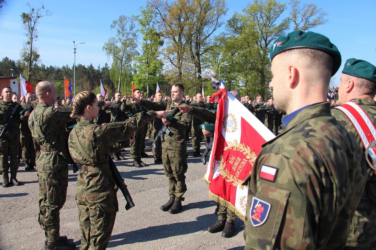 WCRGrudziadz's tweet photo. Przysięga Wojskowa 2️⃣8️⃣.0️⃣4️⃣.2️⃣0️⃣2️⃣4️⃣
w #CentrumSzkoleniaLogistyki 🇵🇱
#WojskoPolskie 
#DZSW 
#ZostańŻołnierzem
@MON_GOV_PL 
@ZolnierzRP 
📸#CSLog https://t.co/gSfYTICkaB