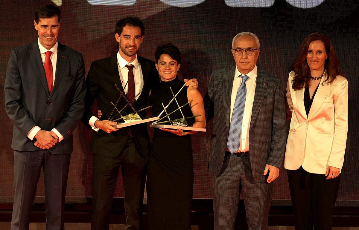Alvaroatletismo's tweet photo. MEJOR ATLETA MASCULINO 2023 🏆 

Mil gracias a todos por recibir este galardón por parte de nuestra Ministra de Sanidad @Monica_Garcia_G en la sede del @COE_es 🇪🇸 

Seguimos con la máxima ilusión de los JJOO de París 2024!

@AtletismoCAPEX @DipdeBadajoz @FJyD @jovendeportEXT https://t.co/EKjGV6PKoC