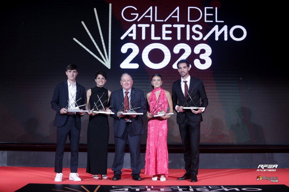 Alvaroatletismo's tweet photo. MEJOR ATLETA MASCULINO 2023 🏆 

Mil gracias a todos por recibir este galardón por parte de nuestra Ministra de Sanidad @Monica_Garcia_G en la sede del @COE_es 🇪🇸 

Seguimos con la máxima ilusión de los JJOO de París 2024!

@AtletismoCAPEX @DipdeBadajoz @FJyD @jovendeportEXT https://t.co/EKjGV6PKoC