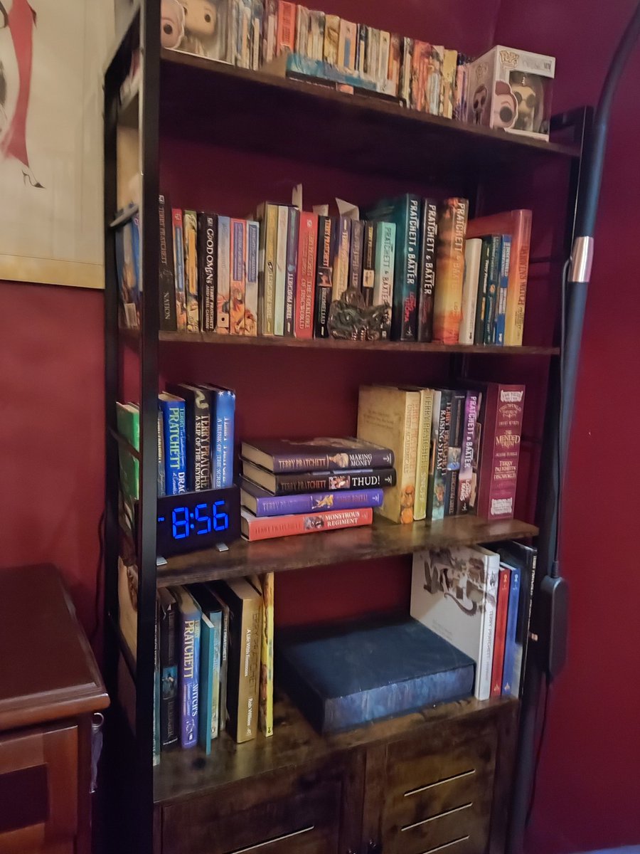 TheRealOneWag's tweet image. Happy Sir Terry Pratchett day, here's my shrine - sorry - bookcase devoted to him
#sirterrypratchettday
#gnuterryprachett