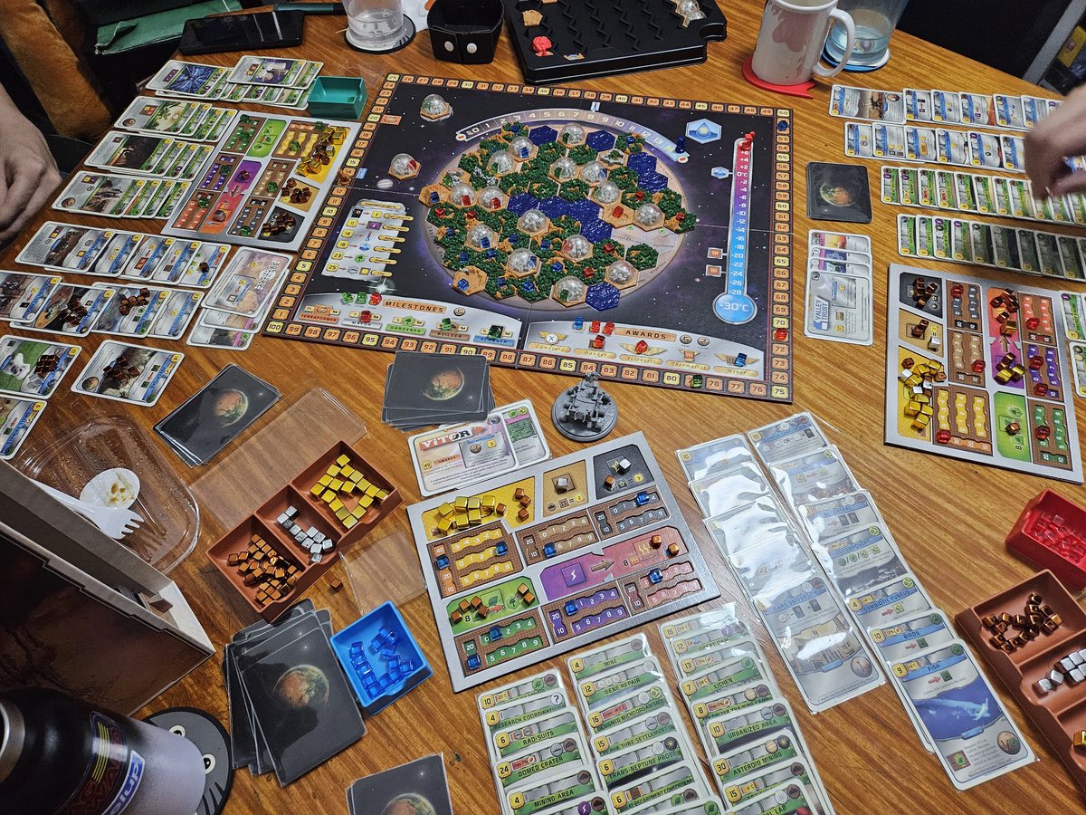 When someone says they're interested in heavier games, of course we're going to suggest something like #TerraformingMars. The Big Box upgrades really do a lot to improve its table presence, too.
#TAGSessions #TabletopGames #BoardGames