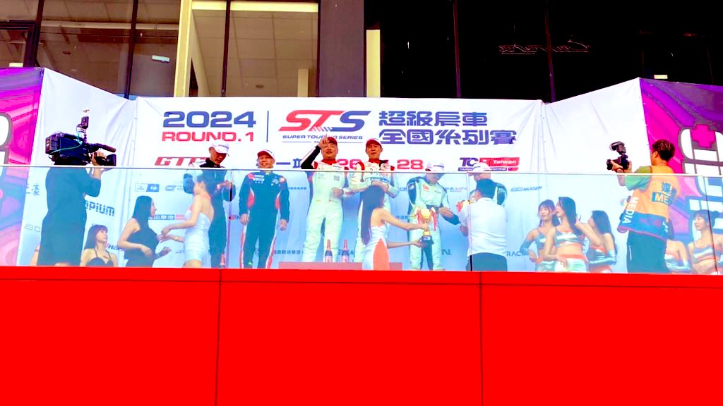 Myen0509's tweet photo. We met because of @BoredApeYC 

I'm glad @0xand3es  invited me to watch the racing event.

It's a very cool experience.

The key point also won the championship.

@frenschocolates 
@SaaSyLabs 
@TeamSX83 
@TSTE260982 
@uncle_weswes https://t.co/e9dURRzOYT