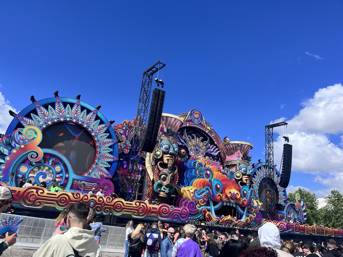 andreafiufiu's tweet photo. qué cosa más preciosa 😻 #elrow #elrowtown https://t.co/X15oC0os9m
