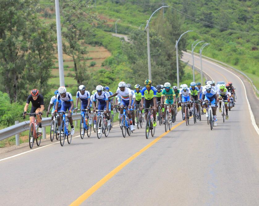 #RaceToRemember2024 70KM ✅ The 2 men of breakaway insist, the gap is increasing to 1'02' Members of World Cycling Center Team pulling the peloton #Kwibuka30 #IngufuGinLtd #Rwanda