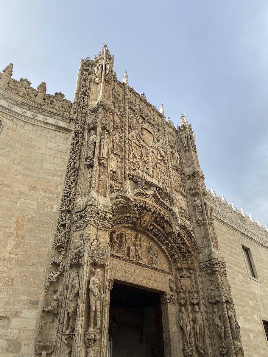 Una gran alegría poder contemplar tras unos cuantos meses la fachada del Colegio de San Gregorio sin andamios a cada lado.