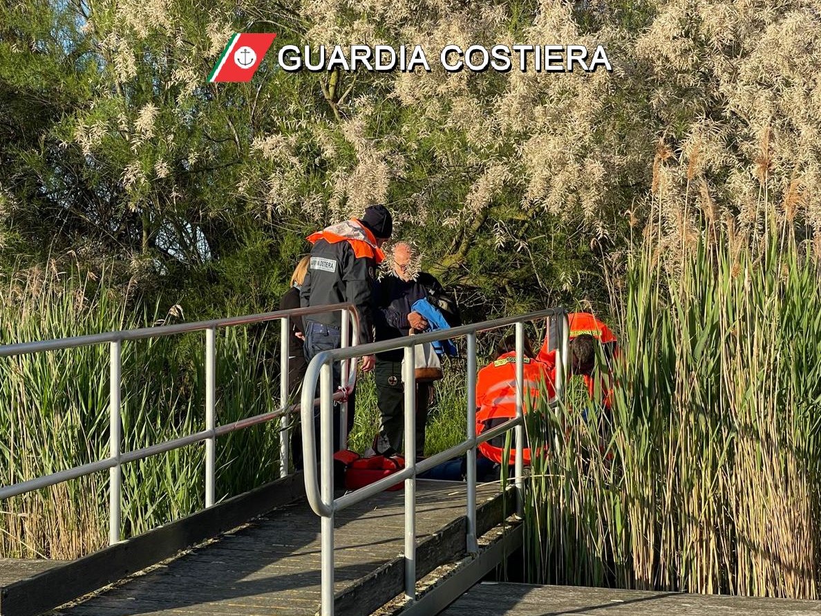 La #GuardiaCostiera di #Ravenna ha soccorso una turista infortunatasi nella zona costiera dell’Isola dell’Amore. Intervenuto il battello veloce B46 Guardia Costiera di Goro e il personale del #118.
Trasportata a terra e trasferita al centro di primo soccorso per le cure del caso.