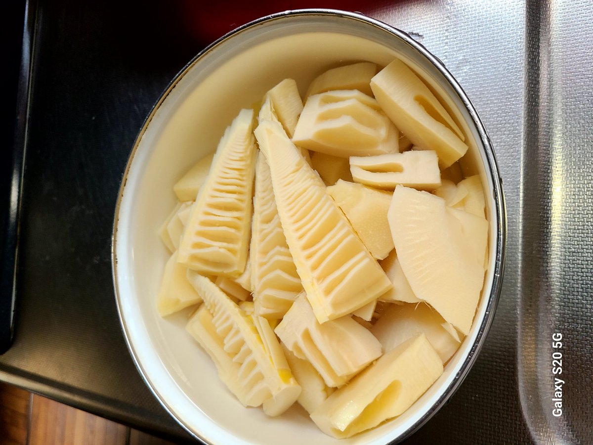 EdPLa's tweet photo. 従兄弟が朝からタケノコ掘り
アクが拡がる前に下処理
そして　タケノコ御飯　完成✌️
#タケノコ　#春の味覚　#タケノコ御飯 #stormyweathereyewear https://t.co/2RkrG6aUhz