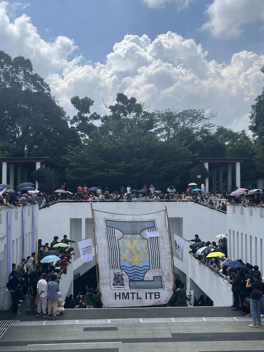 pusinghilang's tweet photo. danke schön, bandung 💐 https://t.co/AJEDU2ZLrr