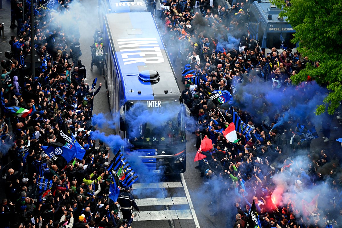 Inter_id's tweet photo. Inilah mereka, #InterFans 🚐🖤💙

#ForzaInter #IM2Stars #InterTorino https://t.co/P1fELD0DMk