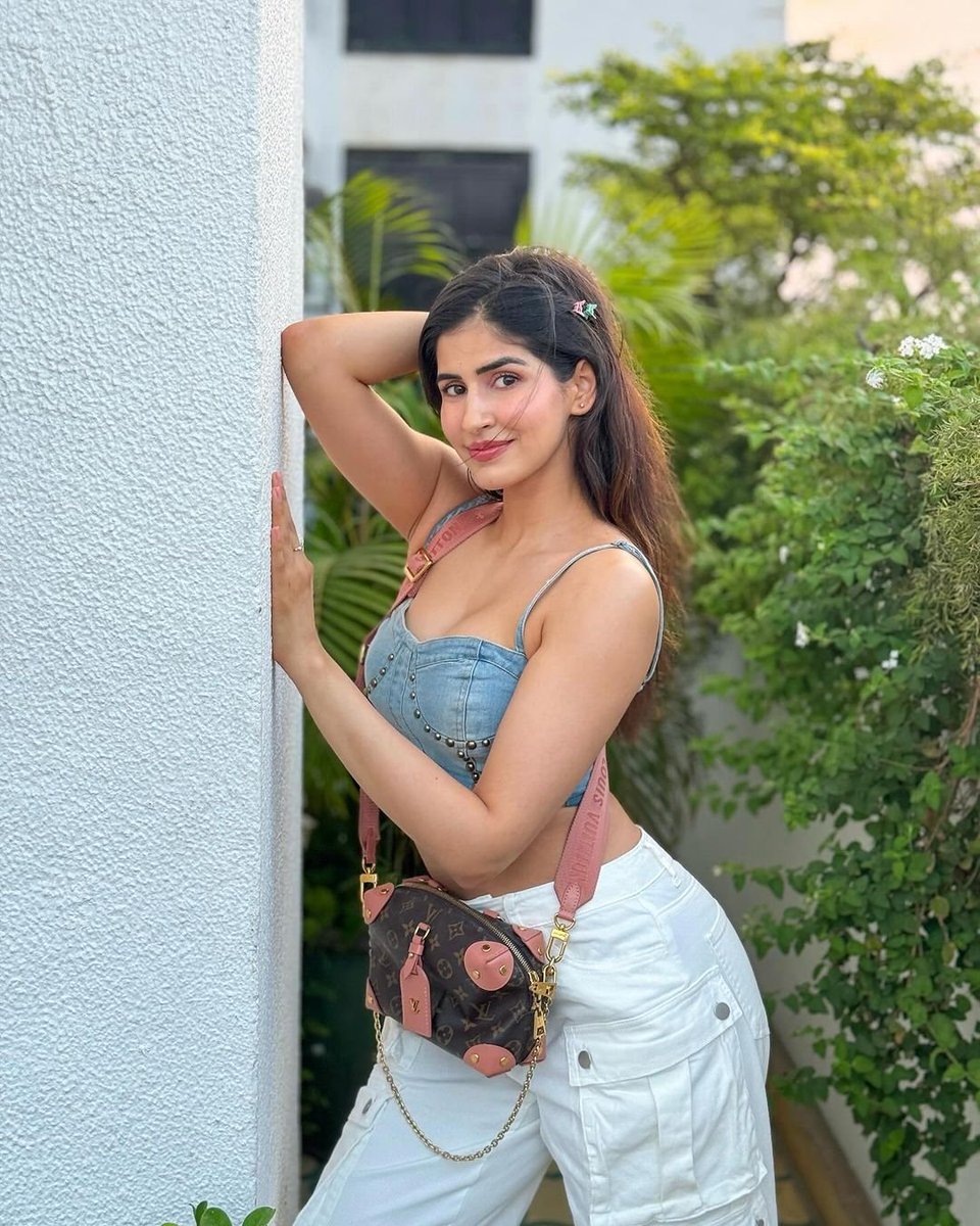 #SakshiMalik shines like a princess in a denim short top paired with white cargo pants, exuding charm and grace in her latest pics! 👑💙🌹🥀 . . . . #SakshiMalik #DenimPrincess #CargoChic #talkingbling