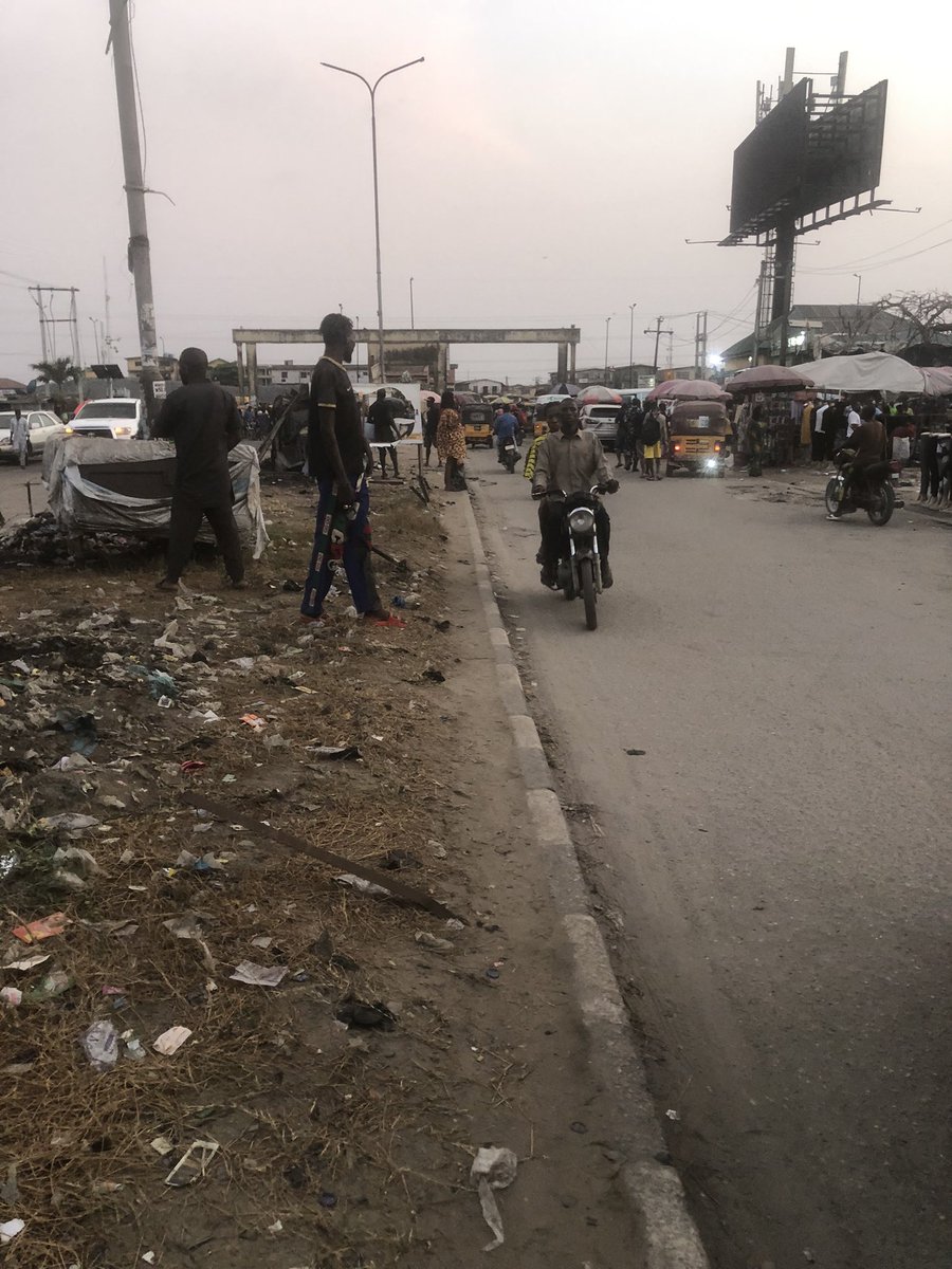 Welcome to the #TinubuLagosRoadSeries. We shall be delving into the roads of the supposed 'mega city', sorry I mean 'mega slum' that built Tinubu. 
Introducing FESTAC ‘77 Gate Entrance. God will punish you if you co e and defend nonsense under this post.

#TinubuLagosSchoolSeries