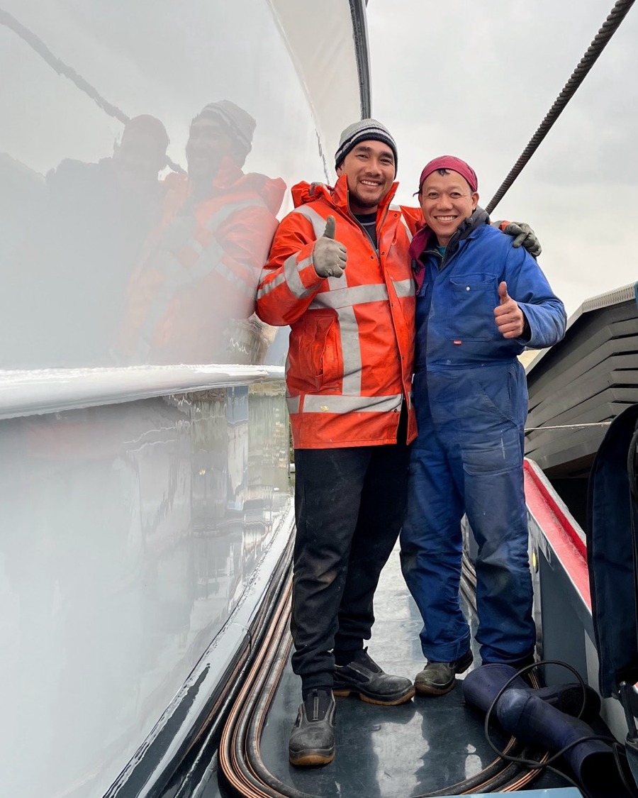 Colleagues Ryan and Johnel (left) are hard at work but always with a smile. 😁 Ryan flies home to his family this week for a well deserved break. ✈️🏖️ #flyinghome #familytime #safetravels #inlandshipping #AXXAZeurope