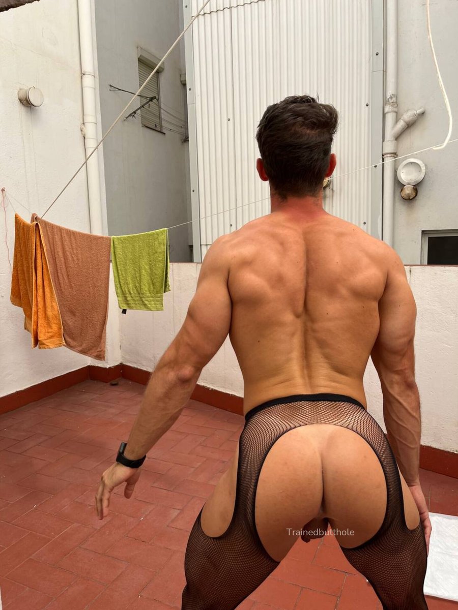 TrainedBackup's tweet photo. Laundry time 👚, who's giving me a hand? https://t.co/t0SP4bfrN4