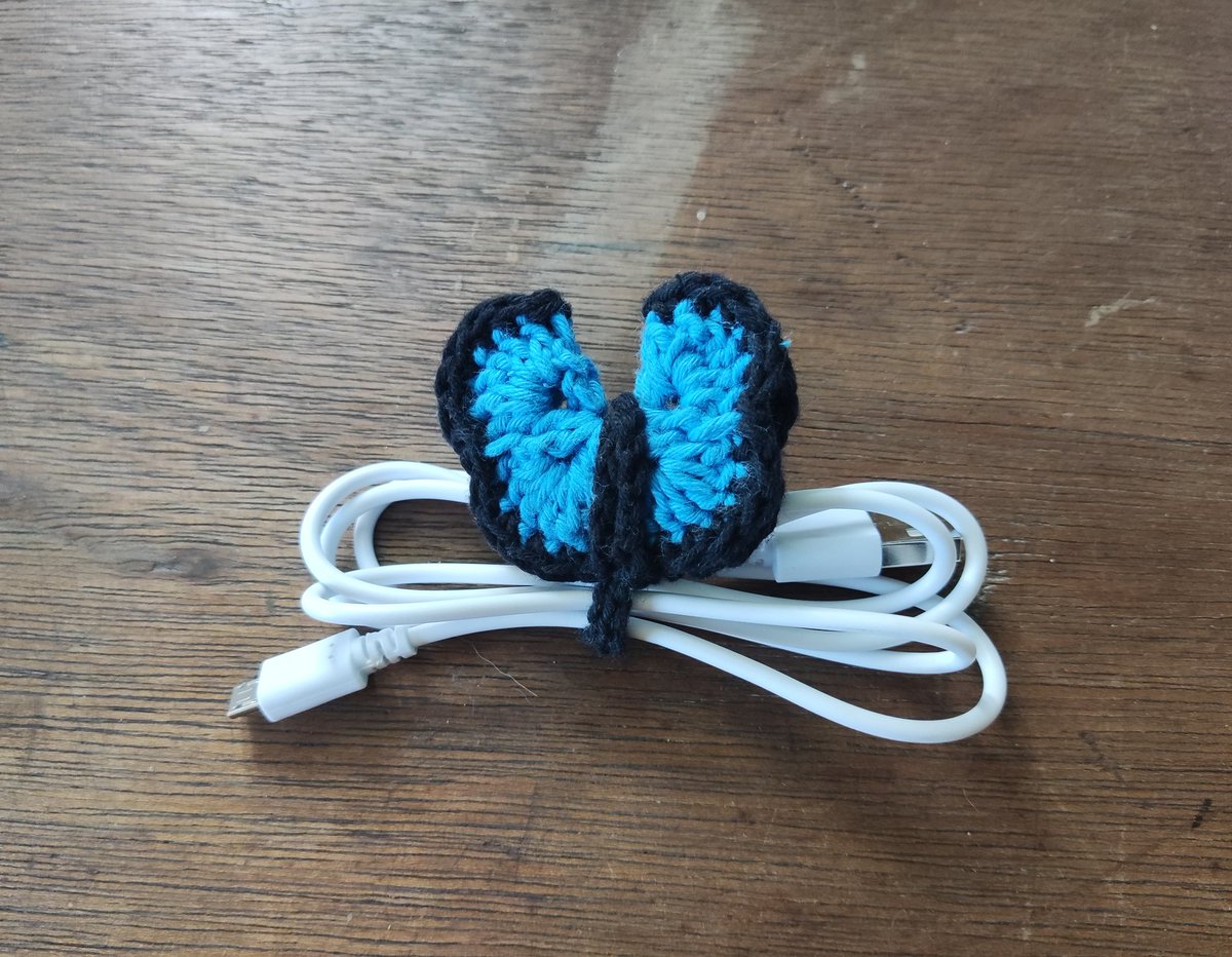 idlipcrafts's tweet photo. butterfly added to the cable tie garden :3 https://t.co/4Ce5bE7iBN