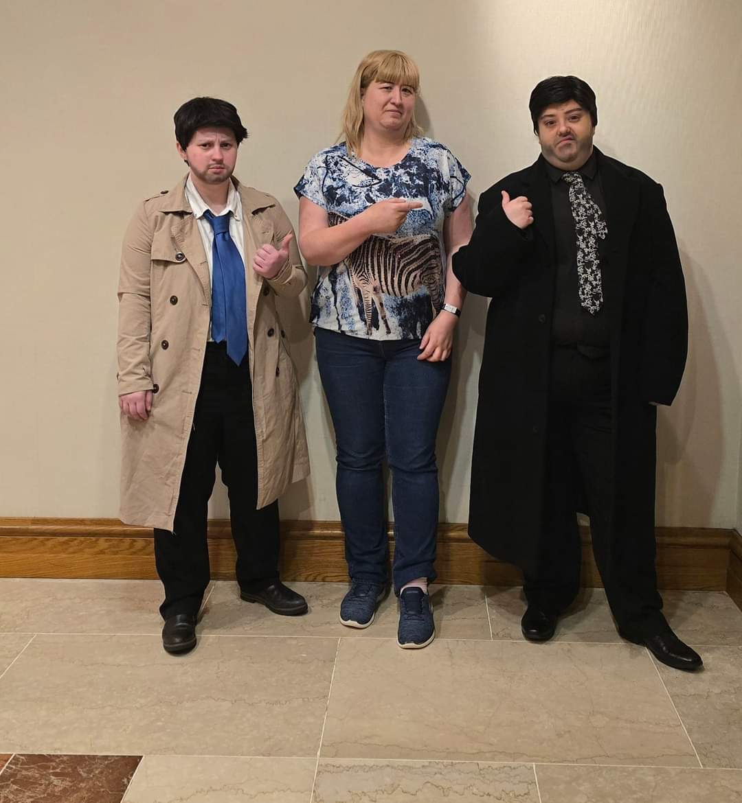 DragonEmbers's tweet photo. Found another Crowley this morning 🤣 and the Castiel I did the costume competition with last night

@imacreepyperson @RebeccaWillows 

#Crossroads8 https://t.co/nRNl7h2oWU