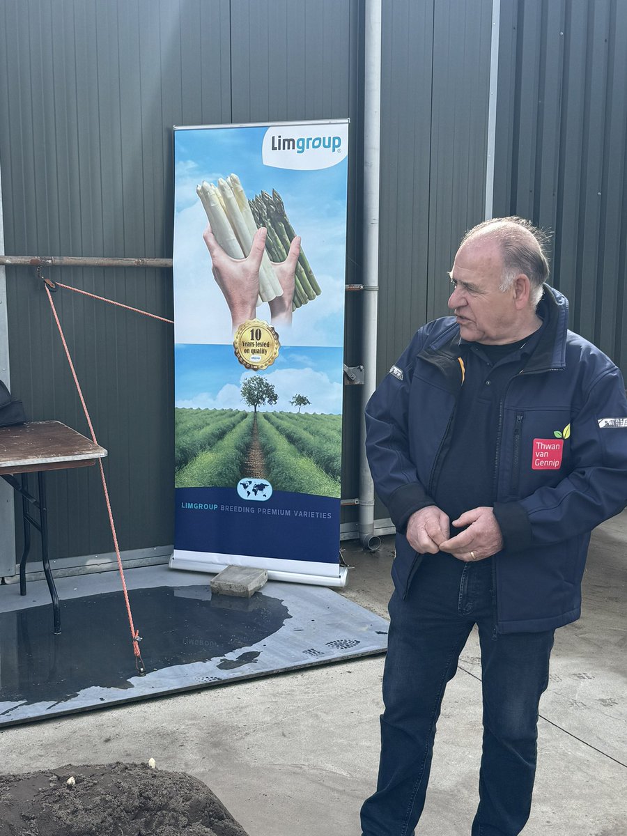 bas_boots's tweet photo. Opening “Loeren bij de boeren” in #Ospel. 7 agrarische ondernemers in de regio Ospel/Meijel stellen hun prachtige bedrijven open voor het publiek. Het thema voor deze 11e editie is ‘Landbouw en Natuur’. @LoerenbijdeBoer @LLTB_Roermond @Limgroup_ https://t.co/2hANJVbgcz