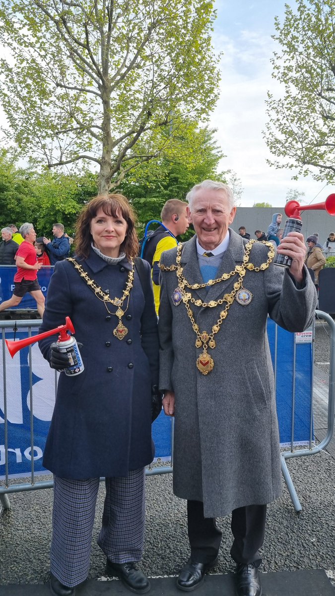 The @MayorofNewport, Cllr Trevor Watkins, and the Mayoress, Catherine Karlson, were on hand to help start this morning’s @NewportWales262 races!