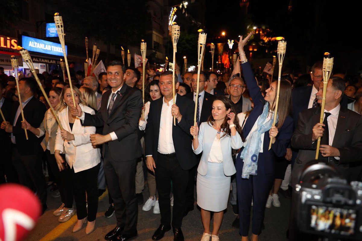 Mesir Macunu festivali için düzenlenen Fener Alayı’na Genel Başkanımız Sayın Özgür Özel ile birlikte katılıp, binlerce vatandaşımızla büyük bir yürüyüş gerçekleştirdik. Mesir’i özleyen ve etkinliklerde bizleri yalnız bırakmayan değerli halkımıza teşekkürlerimizle👏🏻