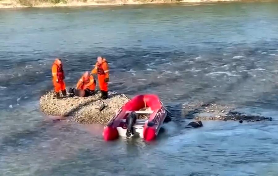 З Тиси виловили тіла двох чоловіків, які намагалися допливти до Румунії. ВІДЕО ⬇️ novynarnia.com/2024/04/28/z-t…