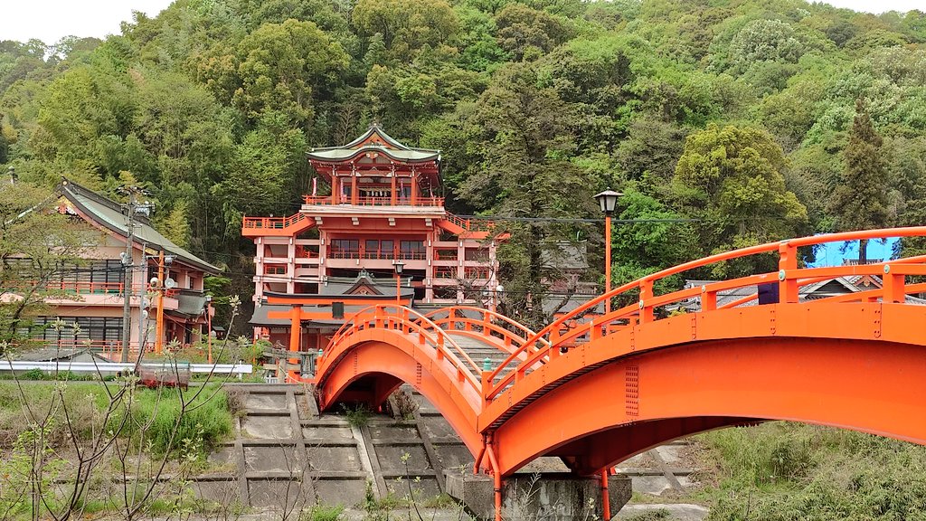 広島県福山市の草戸稲荷神社。
隣接する明王院の鎮守として平安時代の807年に空海によって祀られました。
日本稲荷五社の一つに数えられ、水野勝成を初めとする歴代の福山藩主からも篤く崇敬された由緒あるお稲荷様です🦊
 #御朱印