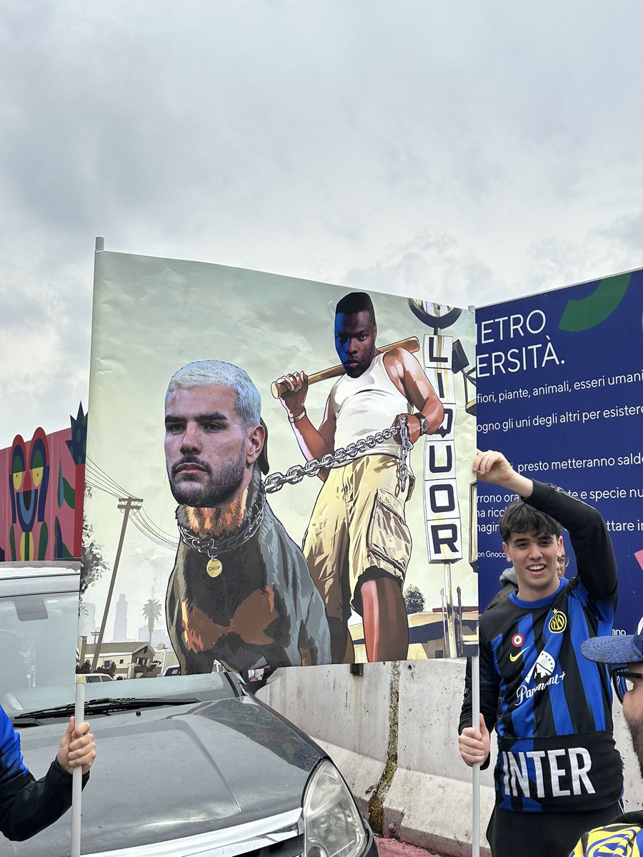 tripletemainb's tweet photo. Dumfries e il suo cagnolino sono a San Siro https://t.co/L6n3ssqDe2