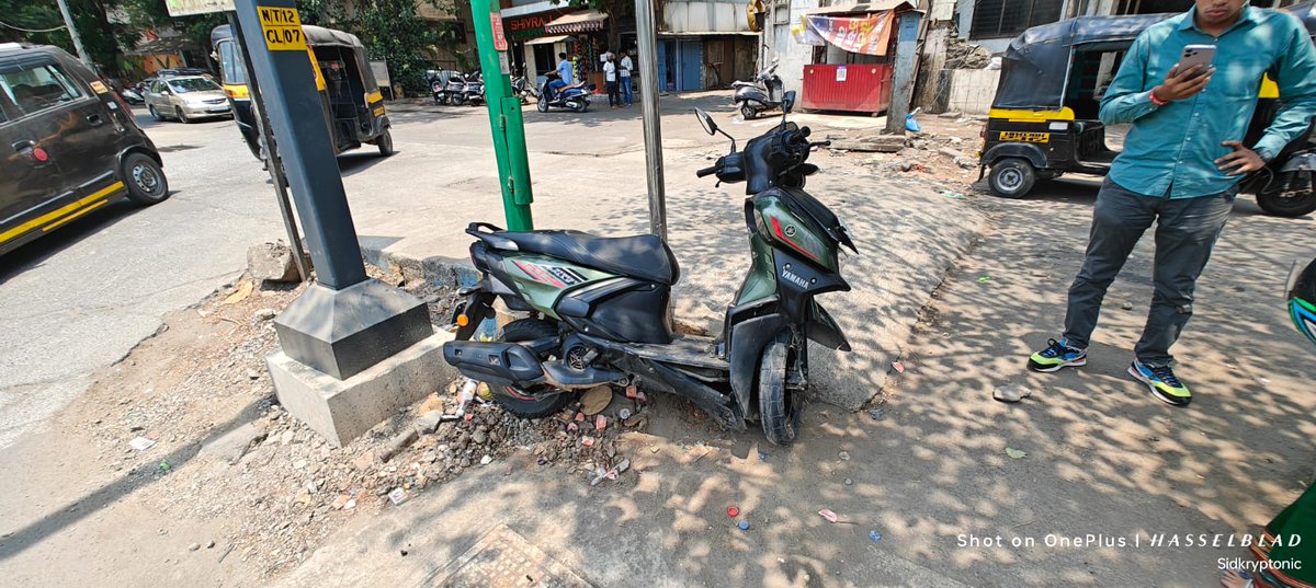 mggutti's tweet photo. At EEH to Hari Om Nagar , Kopri,  a small accident scooter is damaged ,but the rider is safe..
When will we get our Traffic Signal operational ?? https://t.co/vauIyOCwCu