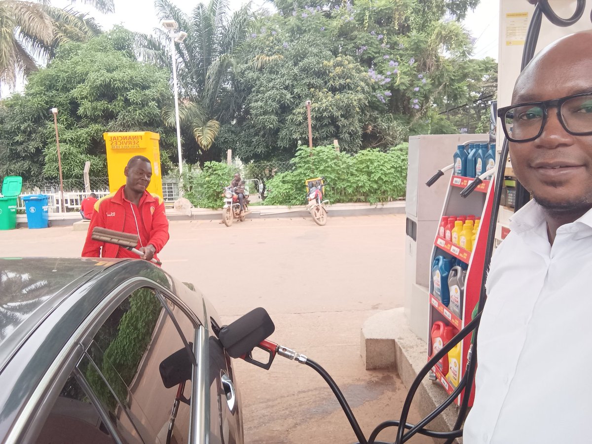 PeterIgaga's tweet photo. Last chance to fuel up. Today is the last day to get #ShellVPower at a special price. I just filled my tank with #ShellVPower, with the public holiday coming up in the middle of the week, I'm good to go! #ShellVPowerWeekends https://t.co/aKT38EC3TR