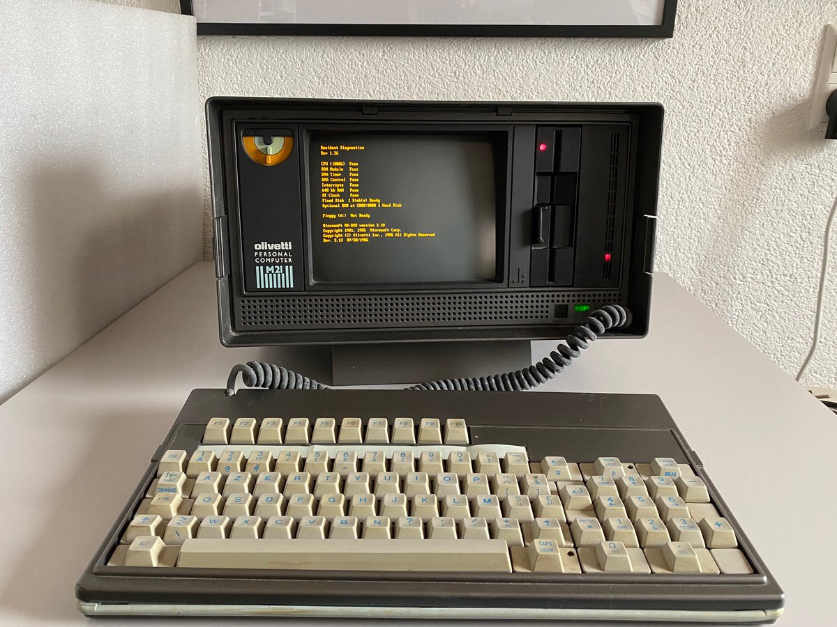 Times of design experimentation - check out the orange-and-white brightness/contrast regulator in the Olivetti M21 portable computer, 1984.
#oldcomputer #retrohardware