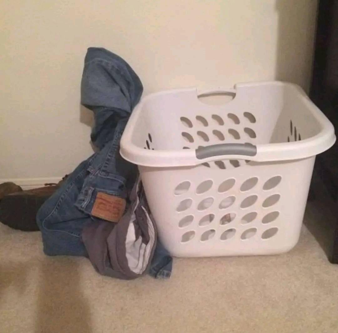Carolinerathabe's tweet photo. What it's like living with a Man https://t.co/rP3DWfHd9b