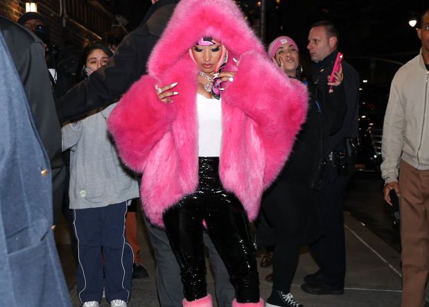 NADIMINAJ's tweet photo. Que pasooooo what was said??? Any crumbs left? 🍪🎀 #GagCityMinneapolis #PinkFriday2WorldTour #PF2TourLooks @PF2TourLooks @NICKIMINAJ https://t.co/sNHtblPtUq