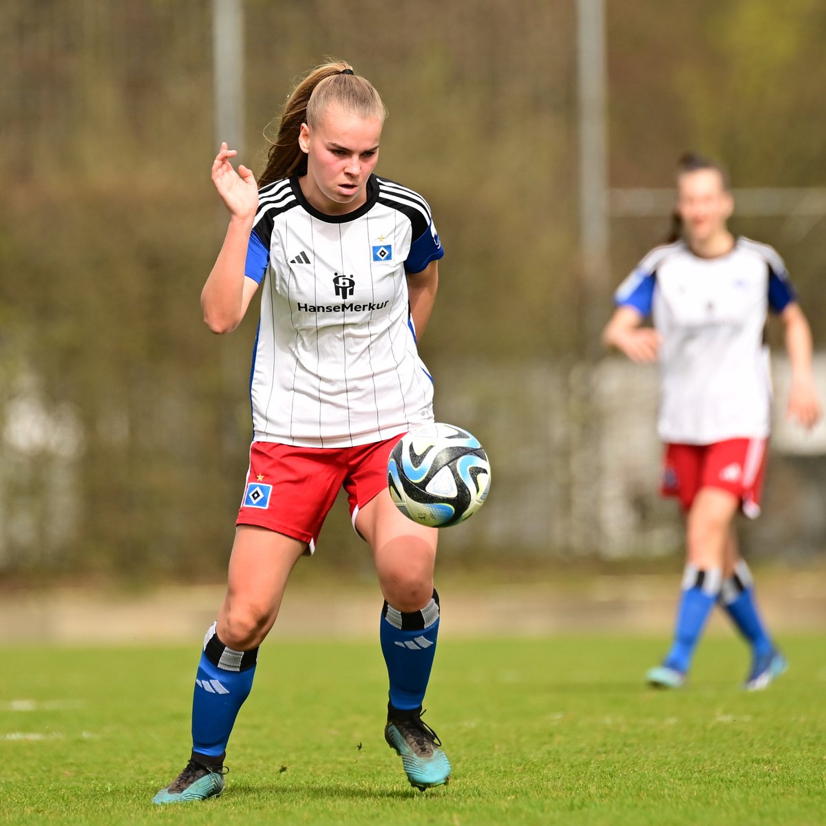 45‘ Mit der knappen Führung für die Gastgeberinnen geht es in die Pause 🔷 📺 bit.ly/HSVFrauen444 #nurderHSV —- 📸 Agentur Lobeca