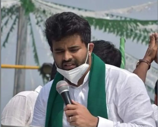 RealRajanjha's tweet image. जेडीएस नेता प्रज्वल रेवन्ना देश छोड़कर भाग गया है. वह जेडीएस का नेता है. भाजपा के साथ पार्टी गठबंधन में चुनाव लड़ रही है. हाँ वही जेडीएस जिसके साथ कांग्रेस सत्ता में थी.  प्रज्वल जैसे बलात्कारी का कोई भी हिंदू समर्थन नहीं करेगा. यही अंतर है समर्थकों और अंधभक्तों में...
#Prajwal