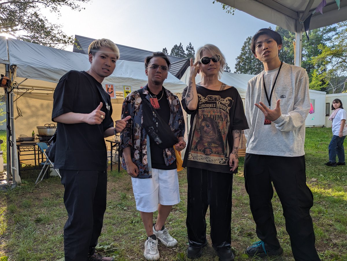 SBE_morioka's tweet photo. Hydeさんありがとうございました！！😈

CD聴いてください！！

@HydeOfficial_ 

#アラバキ #SBE https://t.co/ai5VMrfRky