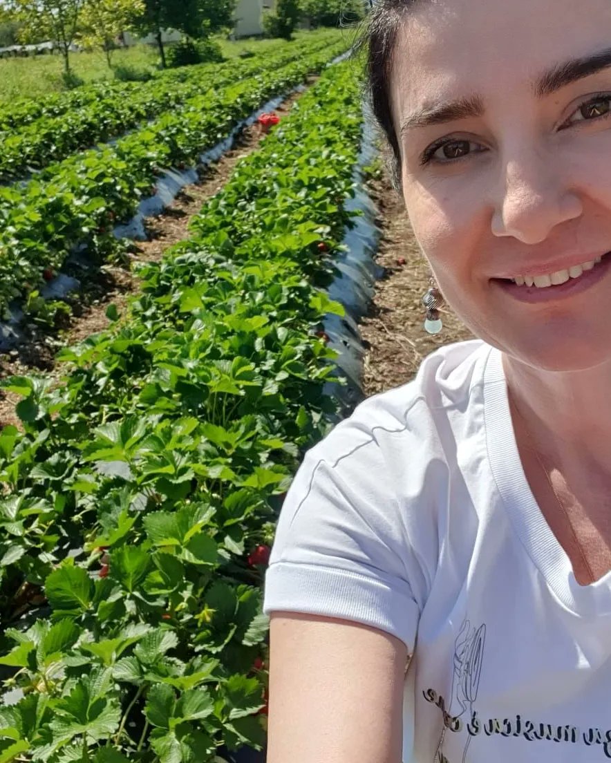 BardeliGreta's tweet photo. Sot nisa mëngjesin në Nj.Adm Rrethina,në këtë biznes familjar që gjithë kursimet dhe energjinë i ka hedhur tek bujqësia,ndërkohë treni  AZHBR është i fikur nga korrupsioni,ndërsa bujqësia mbetet jetime.Por mundi nuk lihet asnjëherë pa u shpërbly dhe ja mrekullia e punës me zemër! https://t.co/JUb9PWHjLj