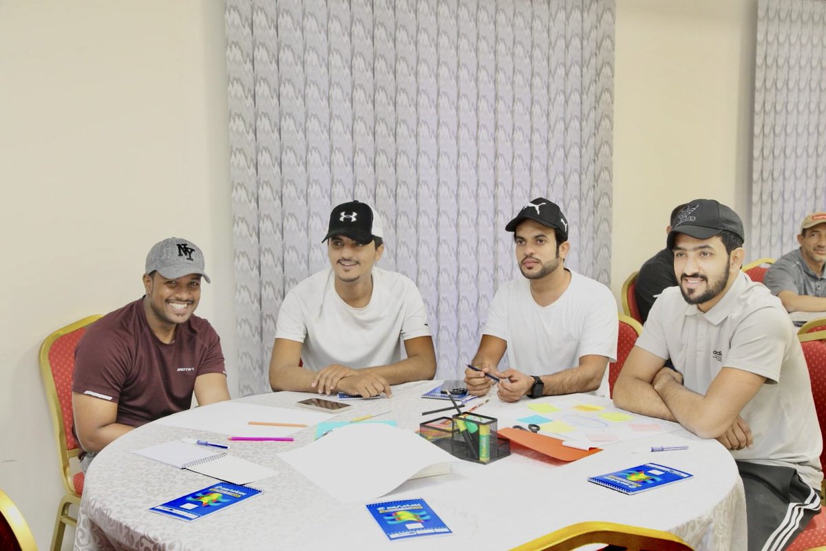 انطلقت صباح اليوم بالمجمع  الرياضي بإبراء فعاليات البرنامج الوطني لمادة الرياضة المدرسية في نسخته الثانية، لمعلمي ومعلمات الرياضة المدرسية /الحلقة الثانية/ وقد بلغ عدد المستهدفين ١١٥ معلم و معلمة تم تقسيمهم إلى ٥ مجموعات